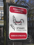 906789 Afbeelding van het reclamebord van 'Rondvaart Utrecht.nl', aan de Oudegracht-westzijde bij de Gaardbrug te Utrecht.
